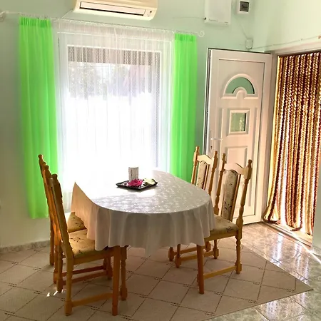 Gemuetliche Zwischen Bergen Und Daire Orizare